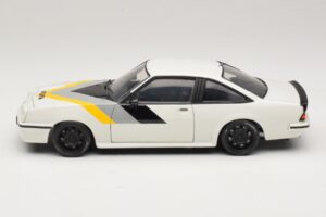 Opel Manta B GT/E Blanc Jantes Personnalisées Noires Revell 1:18 08422 Métal Moulé — image 4 sur 8
