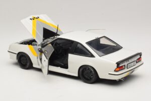 Opel Manta B GT/E Blanc Jantes Personnalisées Noires Revell 1:18 08422 Métal Moulé — image 5 sur 8