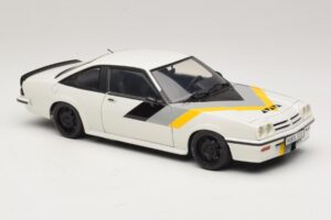 Opel Manta B GT/E Blanc Jantes Personnalisées Noires Revell 1:18 08422 Métal Moulé — image 6 sur 8