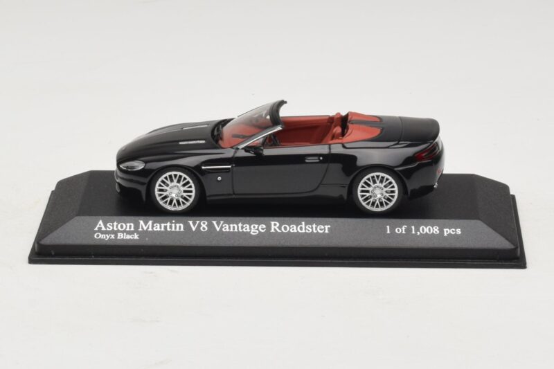 Aston Martin V8 Vantage Roadster Noir Métallisé Minichamps 1:43 Aston Martin V8 Vantage Roadster Noir Métallisé Minichamps 1:43 400137431 Métal Moulé