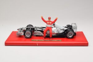 Ferrari F2004 #1 M. Schumacher Six Time World Champion 2004 Chrome Argent Hot Wheels 1:18 C7332 Métal Moulé — image 3 sur 6