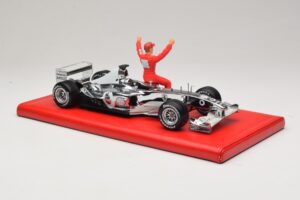 Ferrari F2004 #1 M. Schumacher Six Time World Champion 2004 Chrome Argent Hot Wheels 1:18 C7332 Métal Moulé — image 4 sur 6