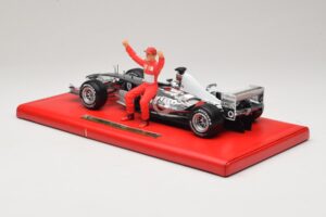 Ferrari F2004 #1 M. Schumacher Six Time World Champion 2004 Chrome Argent Hot Wheels 1:18 C7332 Métal Moulé — image 5 sur 6