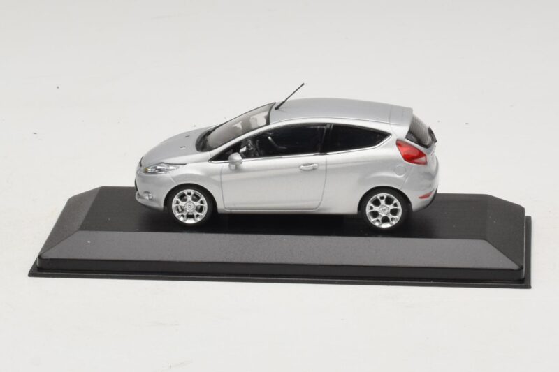Ford Fiesta Mk7 Moondust Silver Metallic Minichamps 1:43 403088003 Métal Moulé