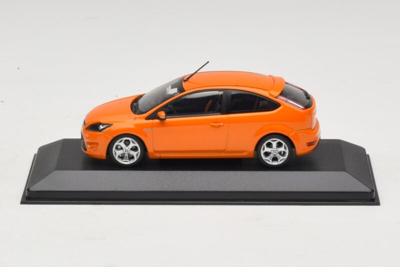 Ford Focus ST Mk2 Electric Orange Minichamps 1:43 Ford Focus ST Mk2 Electric Orange Minichamps 1:43 400087302 Métal Moulé