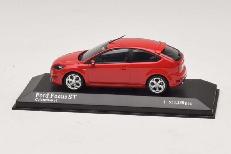 Ford Focus ST Mk2 Rouge Minichamps 1:43 Ford Focus ST Mk2 Rouge Minichamps 1:43 400087301 Métal Moulé