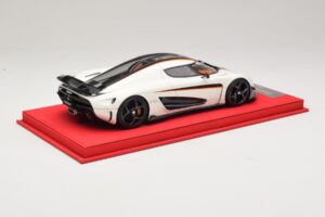 Koenigsegg Regera Blanc avec Carbone Noir FrontiArt 1:18 REMC043 Résine — image 2 sur 7