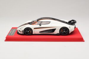 Koenigsegg Regera Blanc avec Carbone Noir FrontiArt 1:18 REMC043 Résine — image 3 sur 7