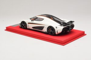 Koenigsegg Regera Blanc avec Carbone Noir FrontiArt 1:18 REMC043 Résine — image 5 sur 7