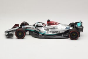 Mercedes AMG Petronas W13 E Performance #63 G. Russell Spanish GP 2022 Minichamps 1:18 110220063 Métal Moulé — image 3 sur 7