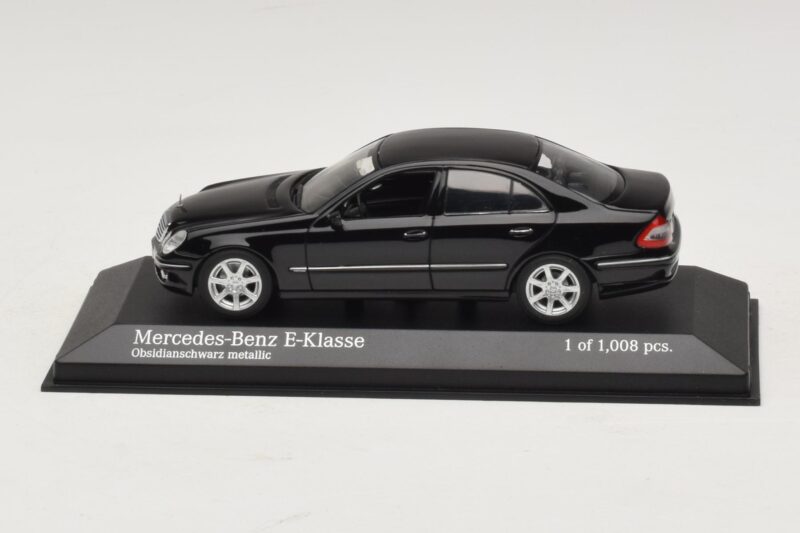 Mercedes E-Class W211 Noir Métallisé Minichamps 1:43 Mercedes E-Class W211 Noir Métallisé Minichamps 1:43 400036001 Métal Moulé