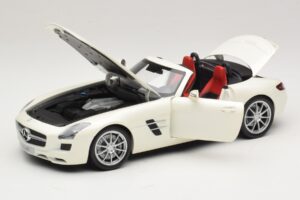 Mercedes SLS AMG Roadster Mystic White II Minichamps 1:18 B66960079 Métal Moulé — image 3 sur 9