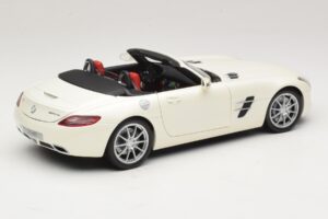 Mercedes SLS AMG Roadster Mystic White II Minichamps 1:18 B66960079 Métal Moulé — image 4 sur 9
