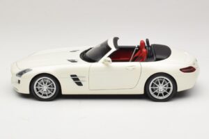 Mercedes SLS AMG Roadster Mystic White II Minichamps 1:18 B66960079 Métal Moulé — image 5 sur 9
