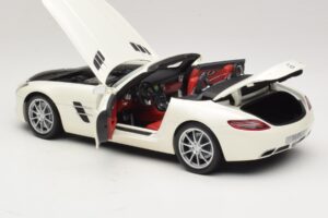 Mercedes SLS AMG Roadster Mystic White II Minichamps 1:18 B66960079 Métal Moulé — image 6 sur 9