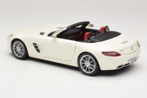 Mercedes SLS AMG Roadster Mystic White II Minichamps 1:18 B66960079 Métal Moulé — image 7 sur 9