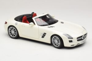 Mercedes SLS AMG Roadster Mystic White II Minichamps 1:18 B66960079 Métal Moulé — image 8 sur 9