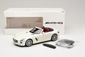 Mercedes SLS AMG Roadster Mystic White II Minichamps 1:18 B66960079 Métal Moulé — image 9 sur 9