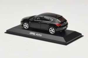 Opel Astra J Noir Minichamps 1:43 ASTRA006 Métal Moulé — image 3 sur 4