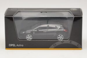 Opel Astra J Noir Minichamps 1:43 ASTRA006 Métal Moulé — image 4 sur 4
