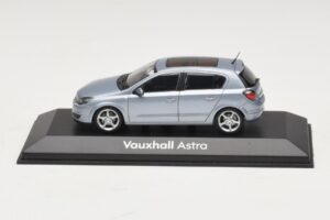 Vauxhall Astra H Sedan Bleu Clair Métallisé Minichamps 1:43 ASTRA007 Métal Moulé