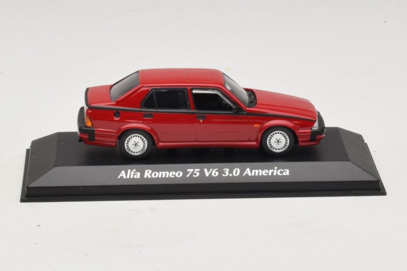 Alfa Romeo 75 V6 3.0 America Rouge Maxichamps 1:43 940120461 Métal Moulé