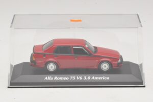Alfa Romeo 75 V6 3.0 America Rouge Maxichamps 1:43 940120461 Métal Moulé — image 4 sur 5