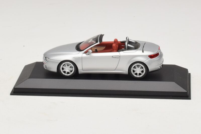 Alfa Romeo Giulia Spider Argent Minichamps 1:43 400120731 Métal Moulé
