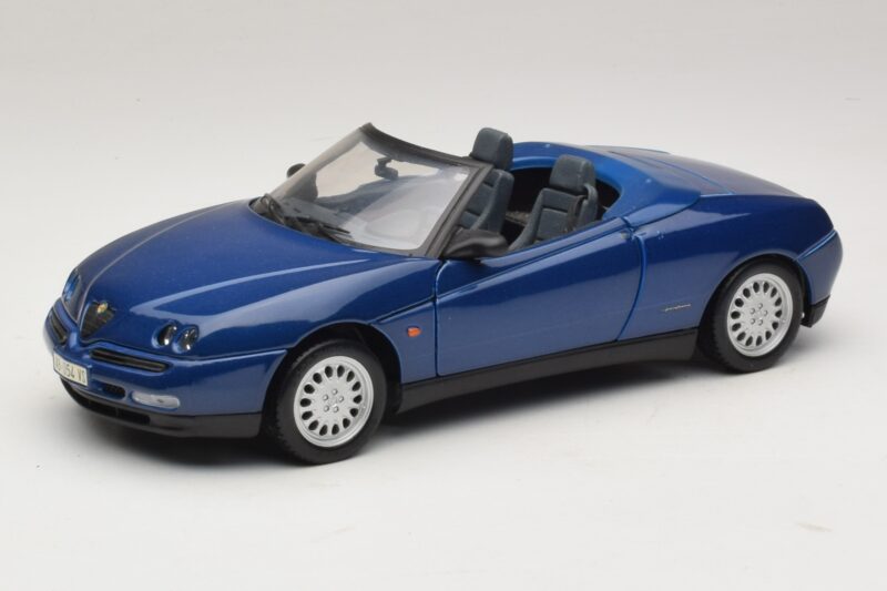 Alfa Romeo Spider 916 Bleu Maisto 1:18 31831 Métal Moulé