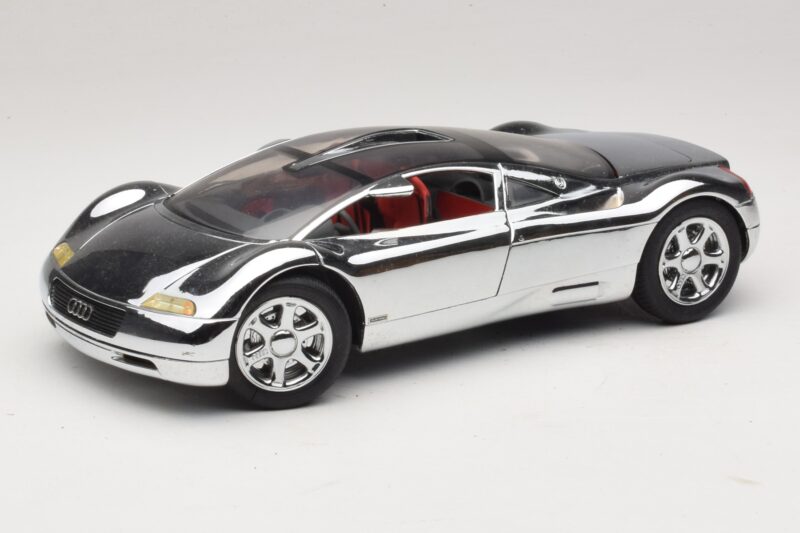 Audi Avus Quattro Chrome Silver Revell 1:18 08830 Métal Moulé
