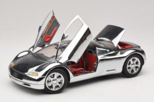 Audi Avus Quattro Chrome Silver Revell 1:18 08830 Métal Moulé — image 2 sur 8