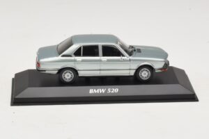 BMW 520 E12 Bleu Clair Métallisé Maxichamps 1:43 940023002 Métal Moulé
