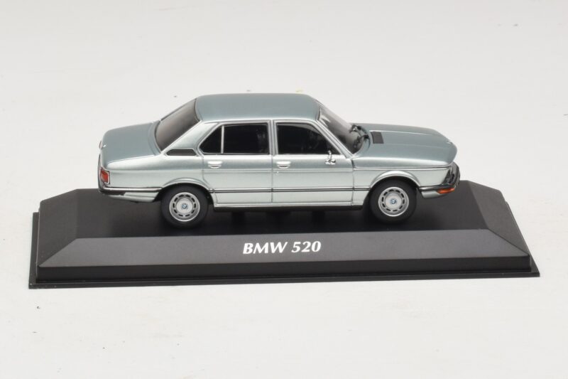BMW 520 E12 Bleu Clair Métallisé Maxichamps 1:43 940023002 Métal Moulé