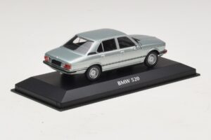 BMW 520 E12 Bleu Clair Métallisé Maxichamps 1:43 940023002 Métal Moulé — image 2 sur 5