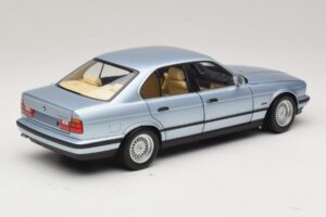 BMW 535i E34 Bleu Clair Métallisé Minichamps 1:18 100024007 Métal Moulé — image 3 sur 8