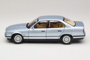 BMW 535i E34 Bleu Clair Métallisé Minichamps 1:18 100024007 Métal Moulé — image 4 sur 8