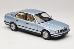 BMW 535i E34 Bleu Clair Métallisé Minichamps 1:18 100024007 Métal Moulé — image 6 sur 8