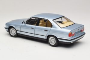 BMW 535i E34 Bleu Clair Métallisé Minichamps 1:18 100024007 Métal Moulé — image 7 sur 8