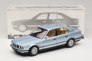 BMW 535i E34 Bleu Clair Métallisé Minichamps 1:18 100024007 Métal Moulé — image 8 sur 8
