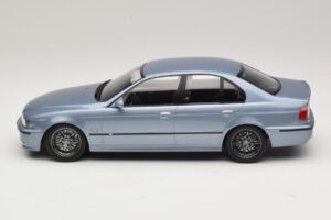 BMW M5 E39 Silverstone Blue Metallic KK-Scale 1:18 KKDC181622 Métal Moulé — image 3 sur 6