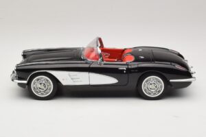Chevrolet Corvette C1 Tuxedo Black AUTOart 1:18 71142 Métal Moulé — image 4 sur 8