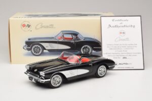 Chevrolet Corvette C1 Tuxedo Black AUTOart 1:18 71142 Métal Moulé — image 8 sur 8