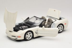 Chevrolet Corvette C5 Cabriolet Blanc Bburago 1:18 3076-P1 Métal Moulé — image 2 sur 8