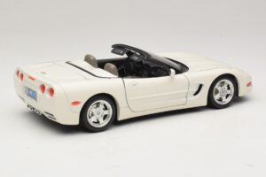 Chevrolet Corvette C5 Cabriolet Blanc Bburago 1:18 3076-P1 Métal Moulé — image 3 sur 8