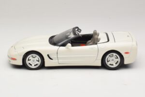 Chevrolet Corvette C5 Cabriolet Blanc Bburago 1:18 3076-P1 Métal Moulé — image 4 sur 8