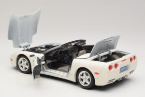 Chevrolet Corvette C5 Cabriolet Blanc Bburago 1:18 3076-P1 Métal Moulé — image 5 sur 8