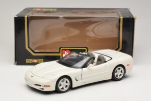 Chevrolet Corvette C5 Cabriolet Blanc Bburago 1:18 3076-P1 Métal Moulé — image 8 sur 8