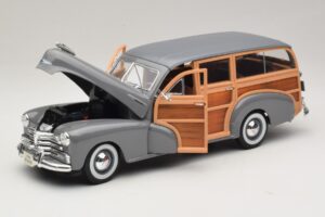 Chevrolet Fleetmaster Woody Gris Maisto 1:18 31854 Métal Moulé — image 2 sur 8