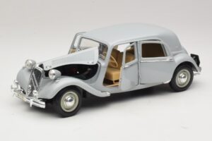 Citroen 15CV Six Gris Maisto 1:18 31837 Métal Moulé — image 2 sur 8
