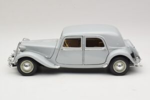 Citroen 15CV Six Gris Maisto 1:18 31837 Métal Moulé — image 4 sur 8